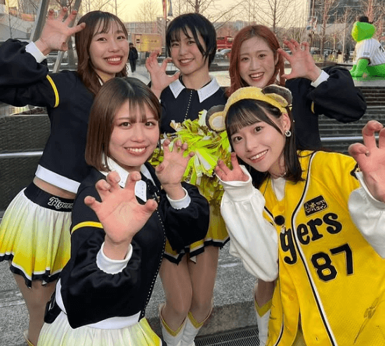 「よう似合っとるでぇ！」野球好きの美女お天気お姉さん、虎の威嚇ポーズが可愛すぎると話題に！タイガースファン歓喜