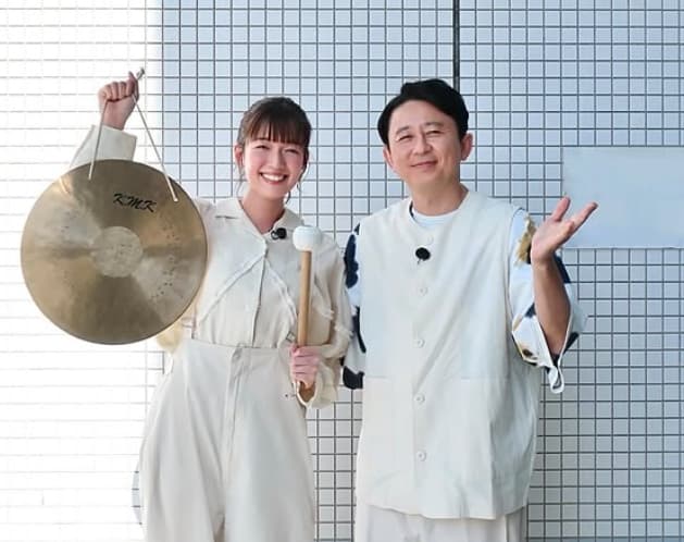 「2人ともいい笑顔」佐藤栞里、有吉弘行との激似コーデを披露！