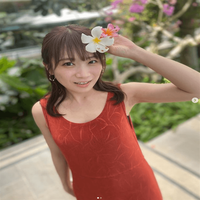 秋元真夏「プルメリアの花を髪飾り風に」！美麗ノースリーブ姿の披露でファンうっとり