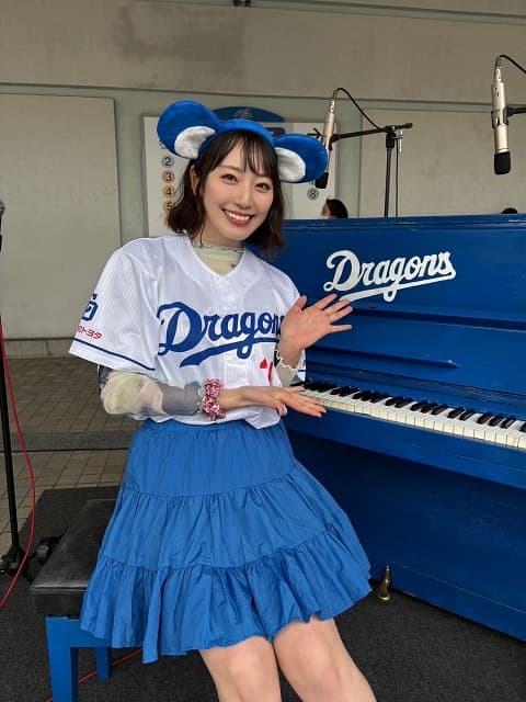 元AKB48のピアニスト・松井咲子がバンテリンドームに登場！「ドアラおしりにボールぶつけちゃってごめんね〜」