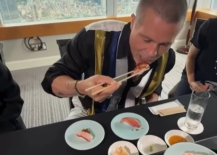 3年ぶりに来日したブラッド・ピットが見事な箸使いで回転すしを堪能！〇〇をおかわり！