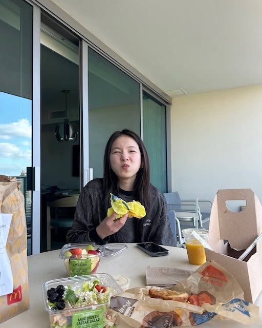 在原みゆ紀がOOTDを投稿！ハンバーガーを頬張る姿が話題に