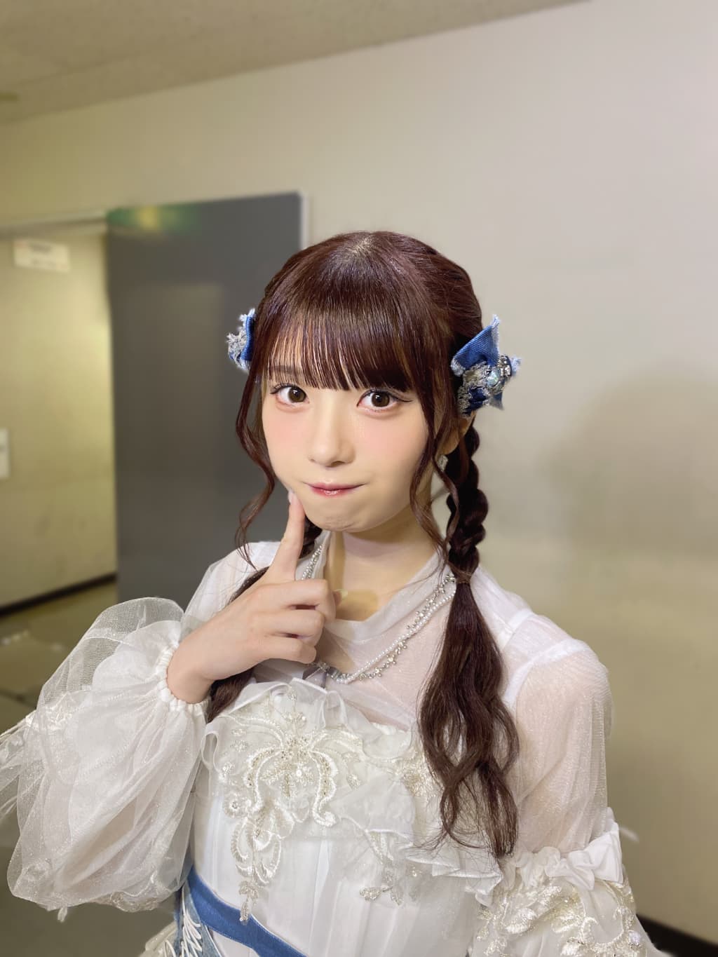 ≠ME 菅波美玲、純白衣装とネックレス姿が「可愛すぎる」と話題