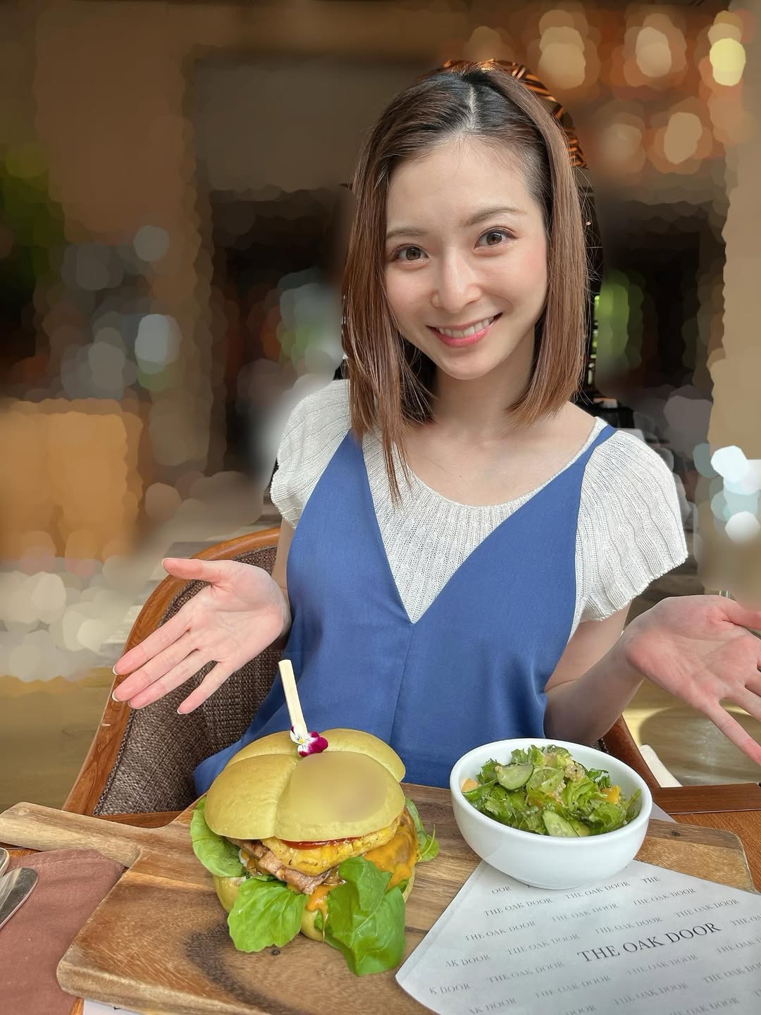 住田紗里アナ、ハンバーガーを目の前にして両手を広げた笑顔の写真を公開「素敵な笑顔です。癒やされます。」