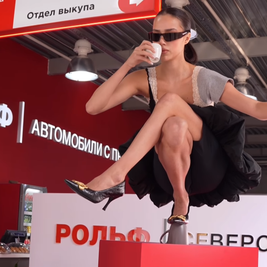 平昌五輪金のザギトワ、マグカップに片足でしゃがみコーヒーを飲む？！驚異の体幹を披露し大反響！