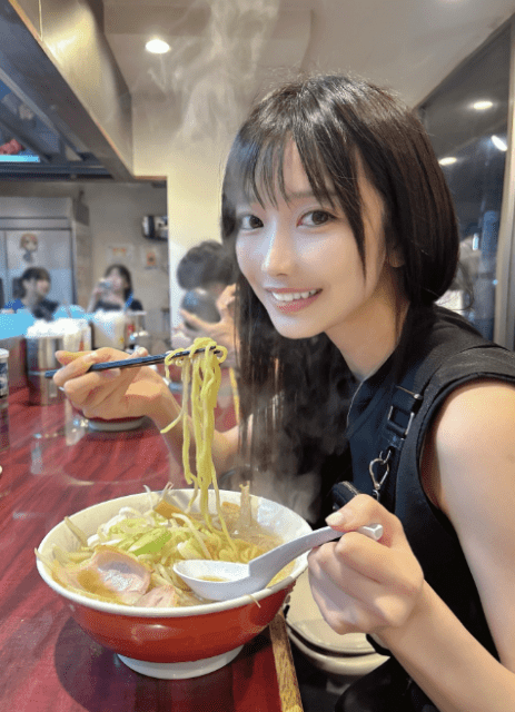 「ラー活捗ってそうで何より」元アイドルグラドルマジシャン・吉沢朱音、可愛すぎる"ラーメン大好き吉沢さん"ショットにファン歓喜！