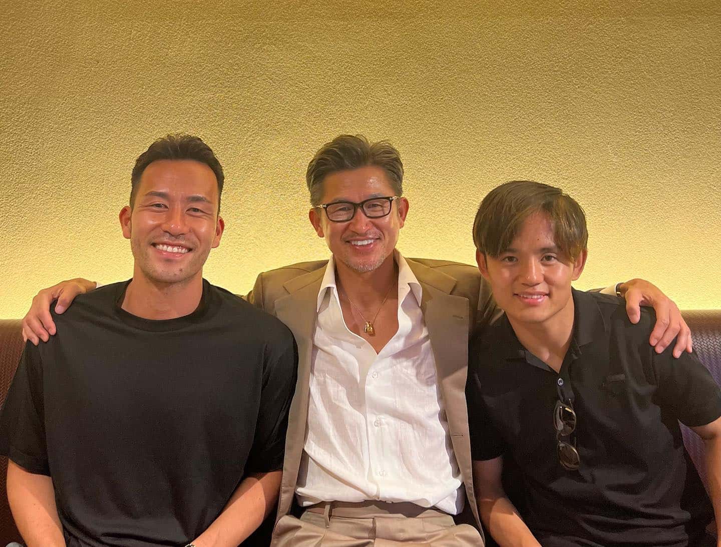 レジェンドも集う👑吉田麻也が豪華３オフショットを投稿📸