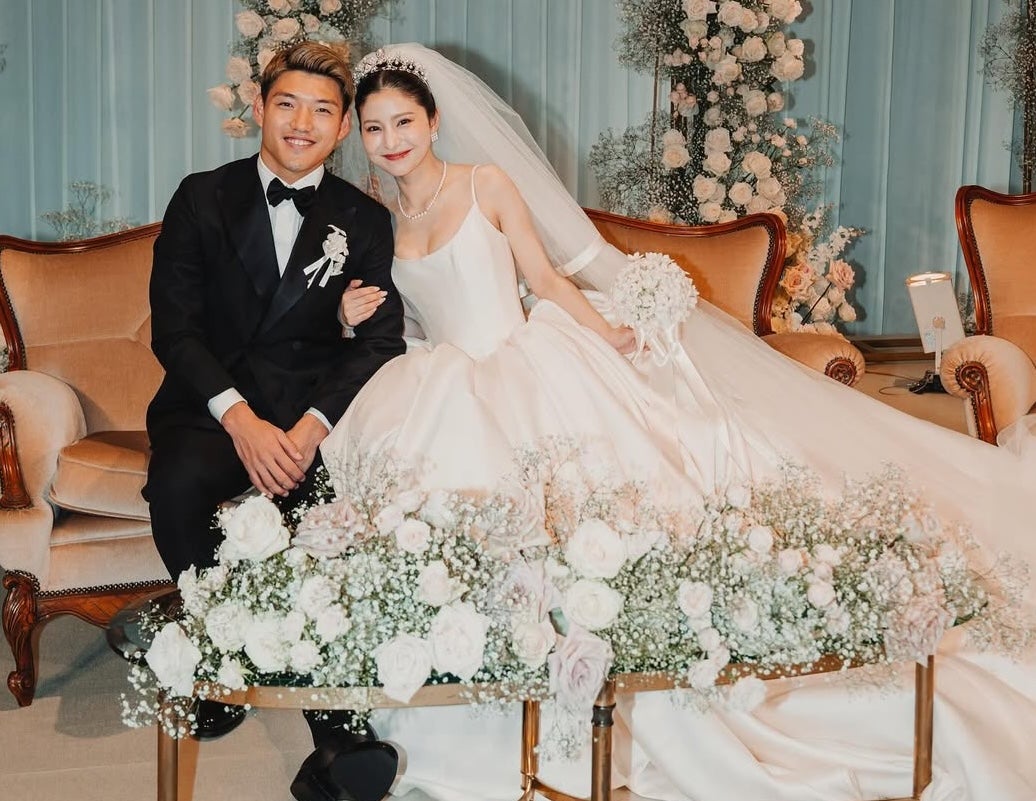 堂安律、結婚披露宴報告！美人妻とのラブラブ顔寄せショットに祝福の声殺到！「美男美女」「心の底から祝福してます！おめでとう！」