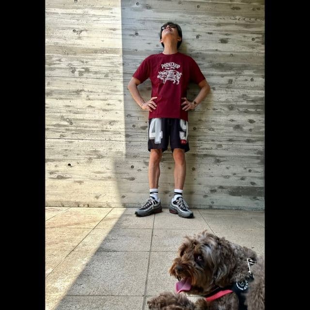 木村拓哉、あまりの暑さに今年初の短パンで愛犬の散歩へ出動！