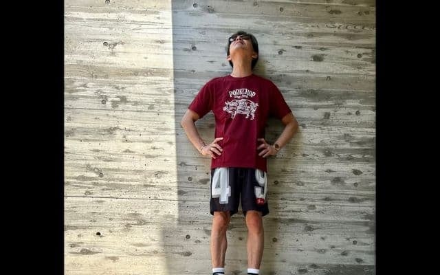 木村拓哉、あまりの暑さに今年初の短パンで愛犬の散歩へ出動！