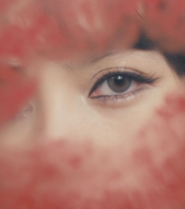 BLACK PINKのLISAが新曲のNEW WOMAN’s Official MV teaserを公開！