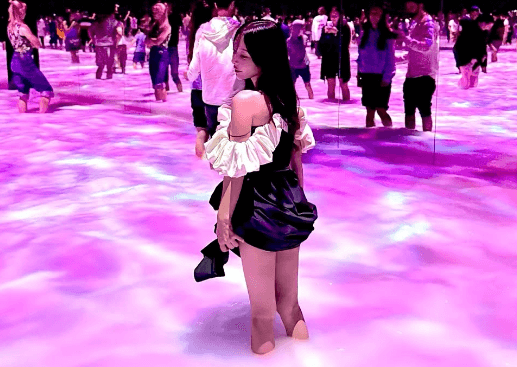 「これ足湯なんだ！」美女MC、幻想的＆映えすぎの足湯スポットへ！近影にファン夢心地「なんでそんなに素敵なんですか」