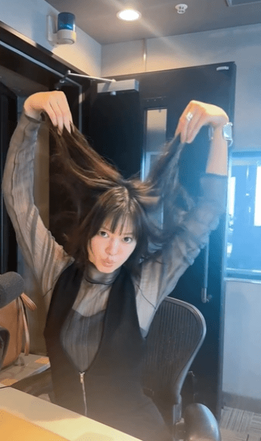 「鏡みて誰？ってなる」ボブにイメチェンの小林涼子、お茶目なポーズでムービー撮影！