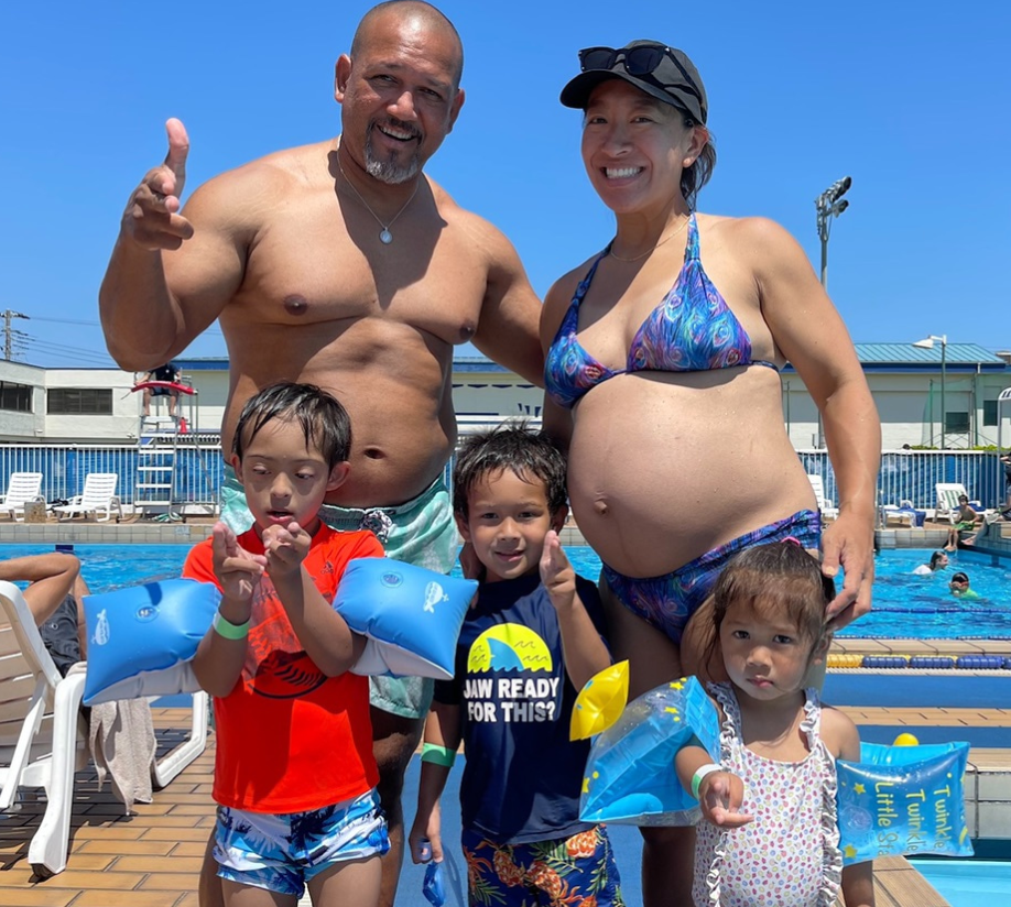 ラミちゃんと妊娠中の妻・美保さんが子供達との家族ショット公開🌟プールで夏を満喫🐠