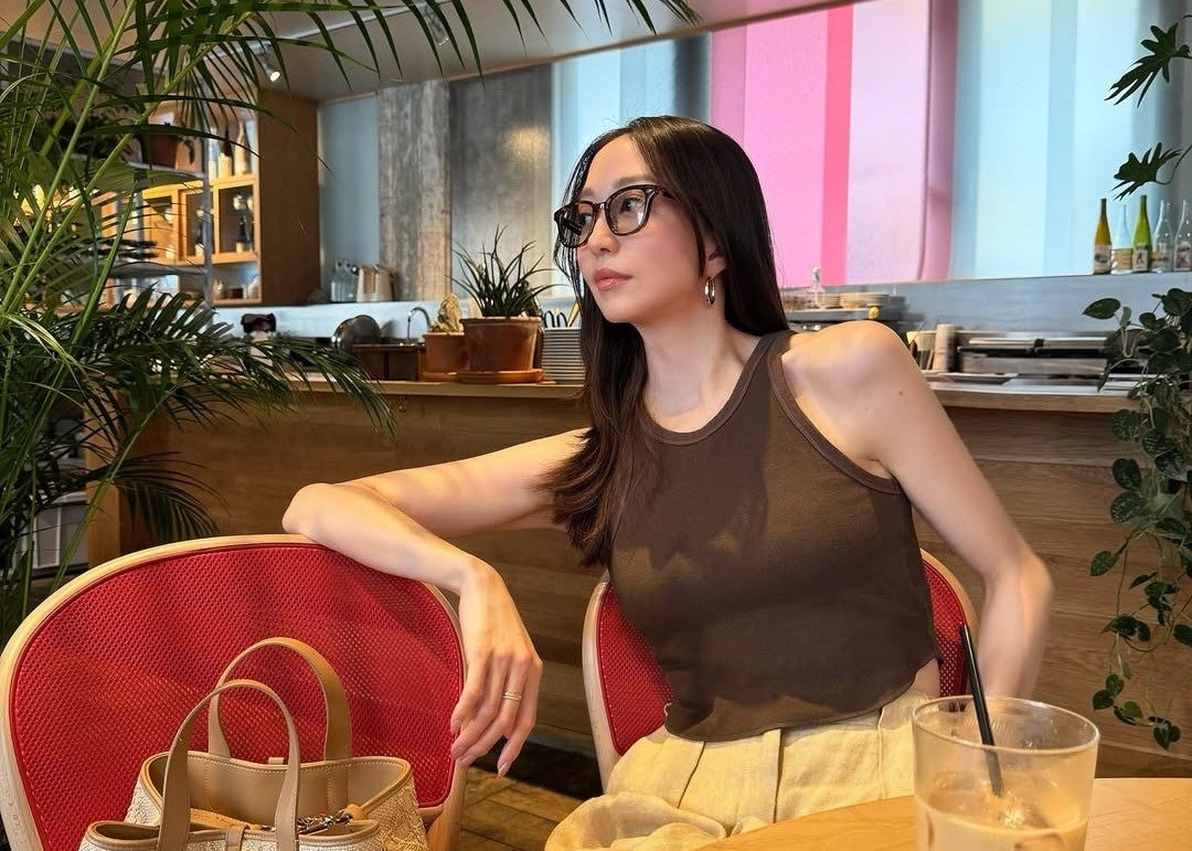 松島花が私服コーデを披露、ブラウン×ライトカラーで魅せるカフェタイム