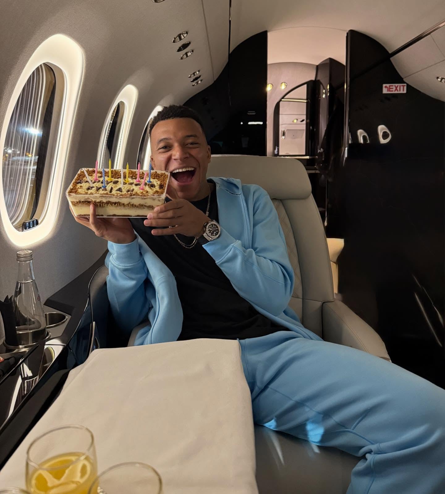 27歳の誕生日を迎えたマドリードの絶対的エース！　超豪華な専用ジェット機に服装はまさかのスウェット！？