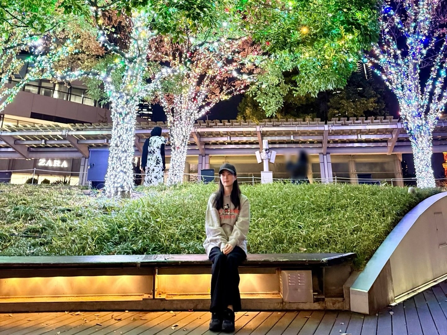 “笑顔がまぶしい…” 生田絵梨花、紅葉の中で見せたナチュラルショットが話題に