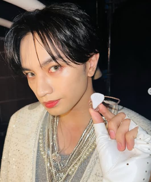 マイクの持ち方すらカッコイイ！アイドル・中島健人の最新ショットが「かわいいーー！」と話題に！