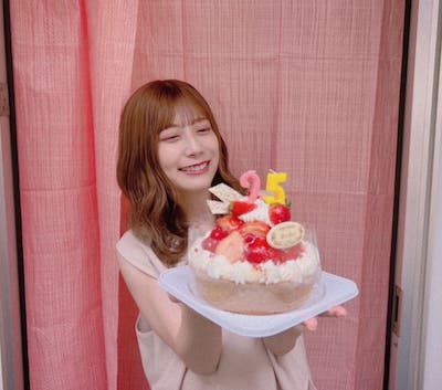 日向坂46東村芽依が25歳の誕生日を報告！大好きなイチゴのケーキに満面の笑み🍓