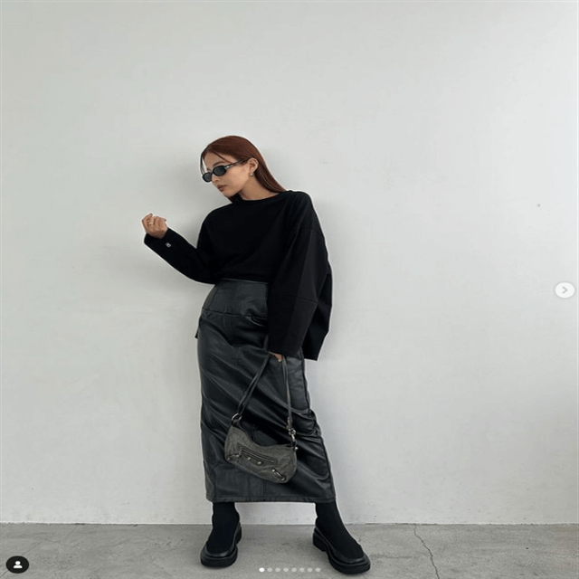 佐野真依子が美しすぎる”レザースカート秋コーデ”を披露！