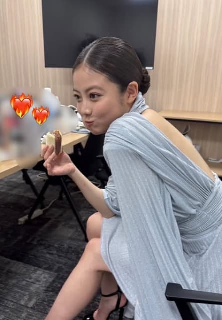 今田美桜の“背中全開ミニスカドレス”でのもぐもぐショットにファン歓喜！舞台挨拶の裏側を公開