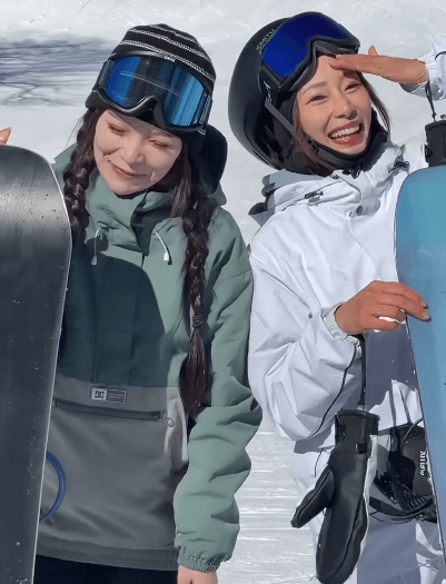 「ゲレンデの女神さまが2人も～！」現役看護師のアウトドアモデル、”穴場スキー場”で魅せた乙女姿が可愛すぎと反響続々！