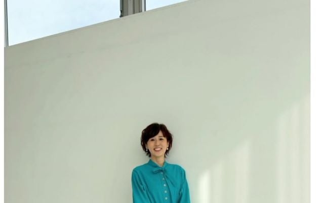 にしおかすみこ、陽光に映えるターコイズの魔法。透明感と気品が溶け合う極上ワンピースショット