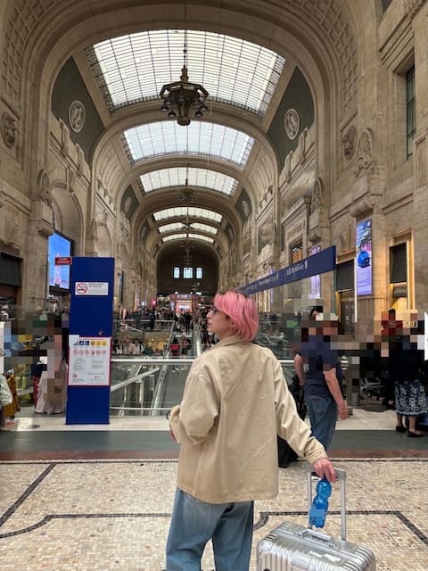 超人気アイドルが電車移動 駅での1枚にファン大反響