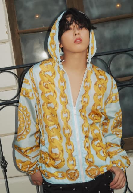 胸元が開いた衣装がセクシー！Snow Man・宮舘涼太の最新ショットにファンメロメロ！