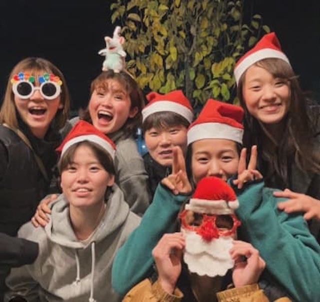 おりひめジャパンの榊真菜、仲間と一緒にユーモアあふれるXmasショット