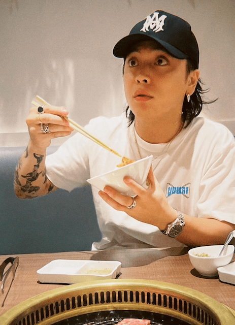 シンガーソングライターの優里が北海道でのオフショットを公開！