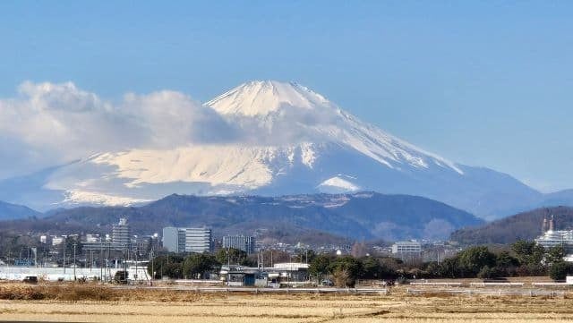河野太郎、澄んだ空気に映える雪化粧の富士山を撮影「距離が近く雄大」と反響