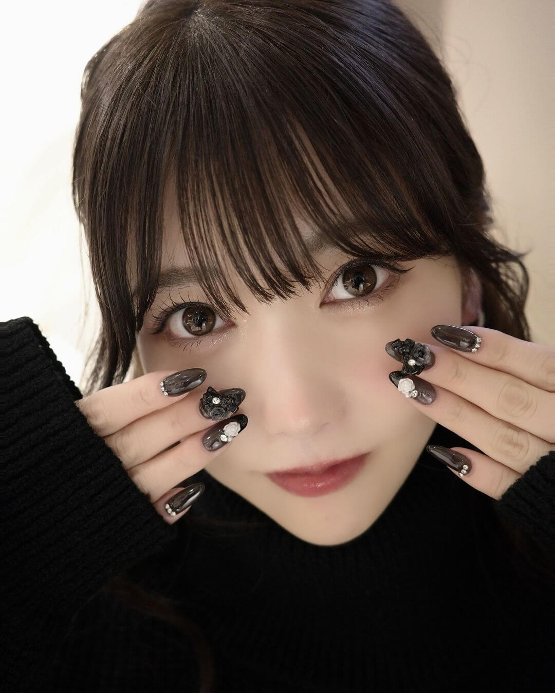 アパレル社長/人気YouTuberの大野茜里、薔薇とリボンが付いた可愛らしいネイルを披露！