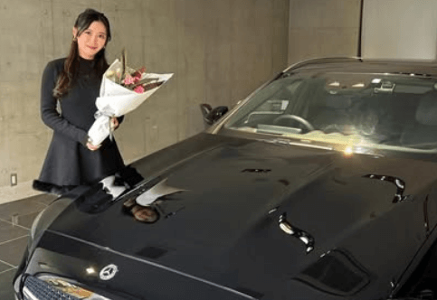 「ベンツめっちゃ似合う！」美女ゴルファー、花束手持ちの”ラグジュアリー・ショット”