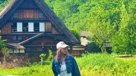 「まるで絵本の中のよう」蜷川実花、白川郷で“色彩の旅”　春の花に囲まれてリフレッシュ