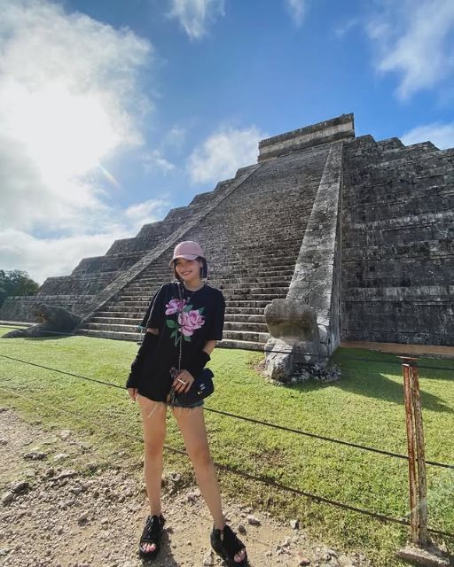 53歳美魔女モデル・平子理沙、マヤ文明ピラミッドに大興奮！ショーパン超絶美脚ショットも話題