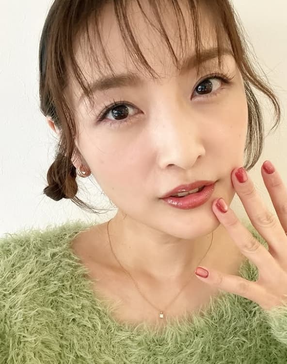 いつまでも衰えない美貌‼元モー娘。〇〇がぷっくり唇の秘密を公開！