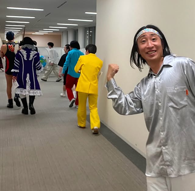 「後ろ姿だけで全員わかるw」ゆってぃ、背中で語る男達と記念撮影！濃すぎるキャラ芸人たちの後ろ姿が話題