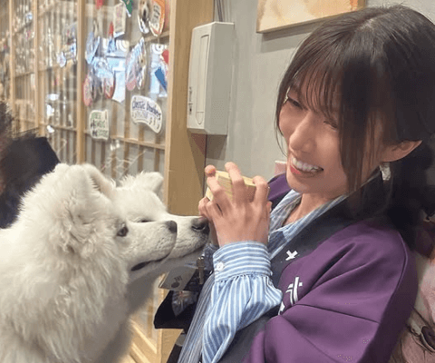 「美人すぎだよ」人気モデル、念願のサモエドカフェへ！”求愛されすぎモテモテムービー”にファン羨望の眼差し！