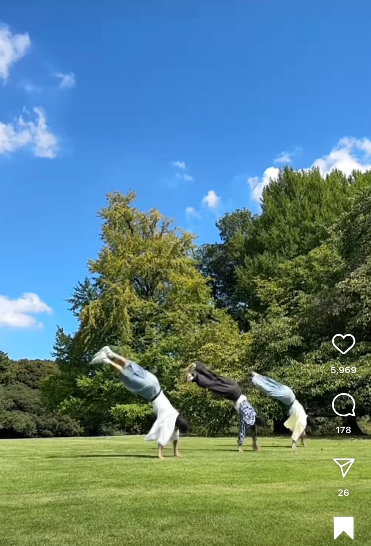 佐藤三兄弟 青空の下で映えすぎる！息ピッタリな高速バク転のシンクロアクロバットが話題に！！