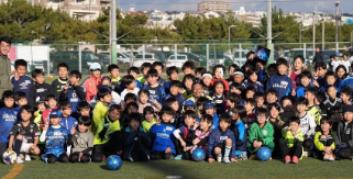 坪井慶介、明石で「初蹴りサッカー教室」に参加！「子どもたちに囲まれて幸せな時間」