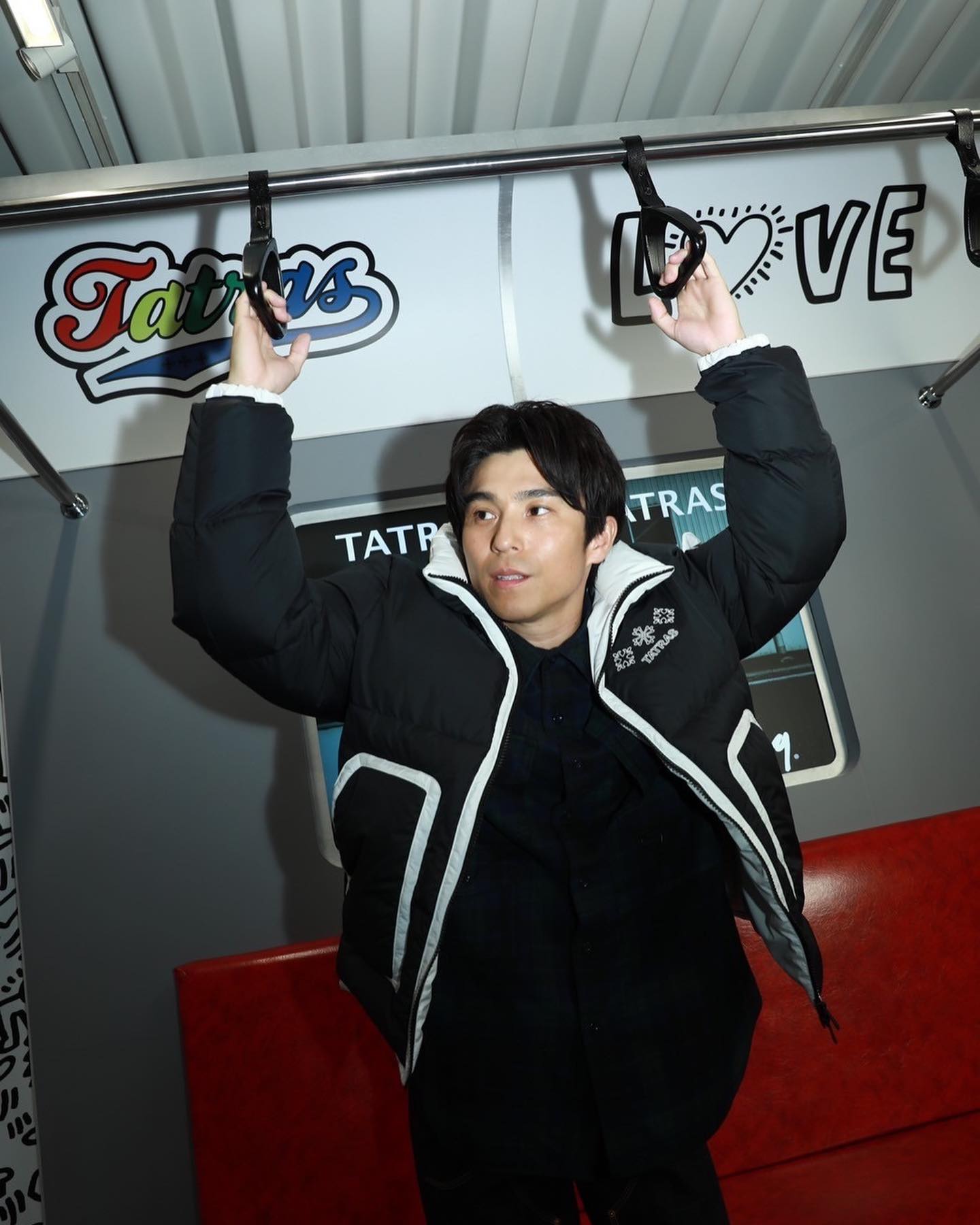 「どれが良い❓」中尾明慶がTATRASとキース・へリングコラボのポップアップイベントへ🤝