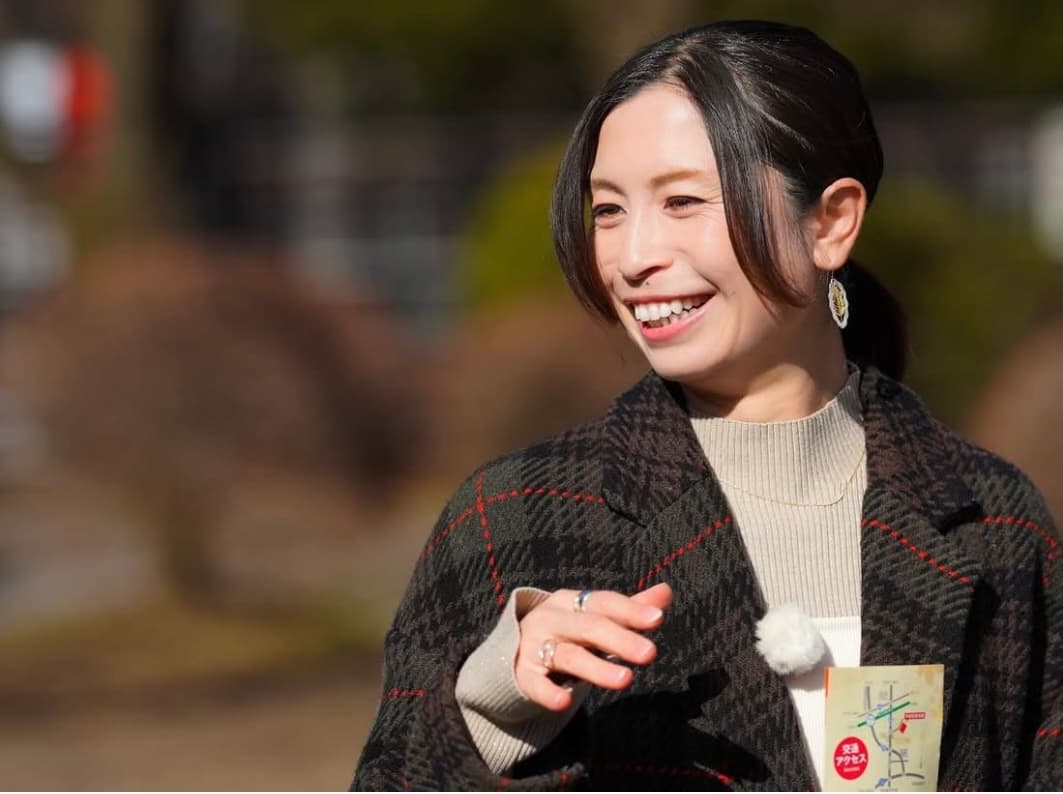 鮫島彩、笑顔いっぱいの美しいショットにファン魅了！「楽しそうば笑顔がいい感じ」「美人です」