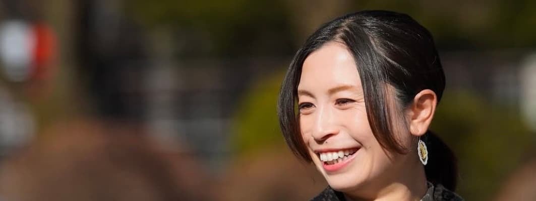 鮫島彩、笑顔いっぱいの美しいショットにファン魅了！「楽しそうば笑顔がいい感じ」「美人です」