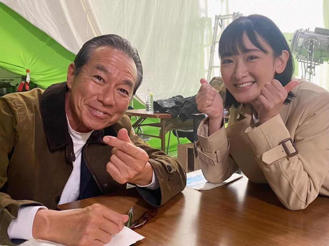 「キュン」あの大物俳優が意外な”指ハート”ショットを公開し話題に