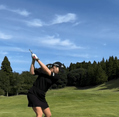 「いつかの試合後の多分8番アイアン」女子ゴルファー村田理沙、お気にの黒ミニスカウエアでナイスショット！