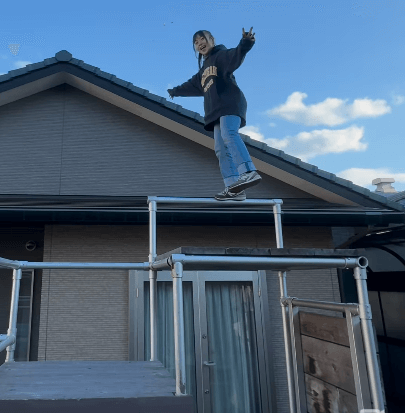 「もはや人間離れしている」中学生のアクション壁ガール、住宅二階に相当する場所で演舞！ファン驚愕「スゴイで、カワイイ」