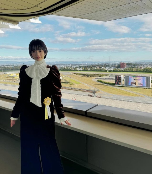 見上愛、プレゼンターとして中京競馬場に「迫力あるレースを観られて感動」