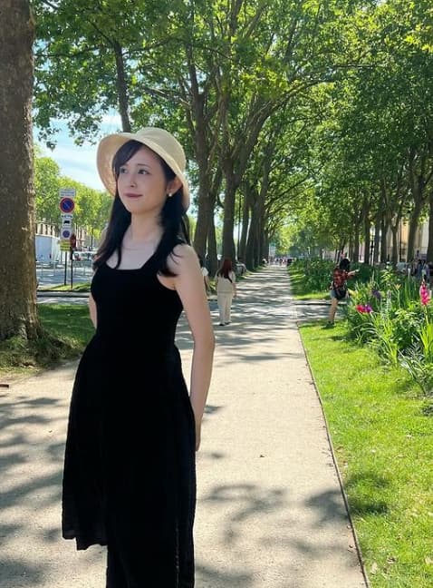 久慈暁子　パリの夏、スタイルを引き立てる麦わら帽子とサングラス