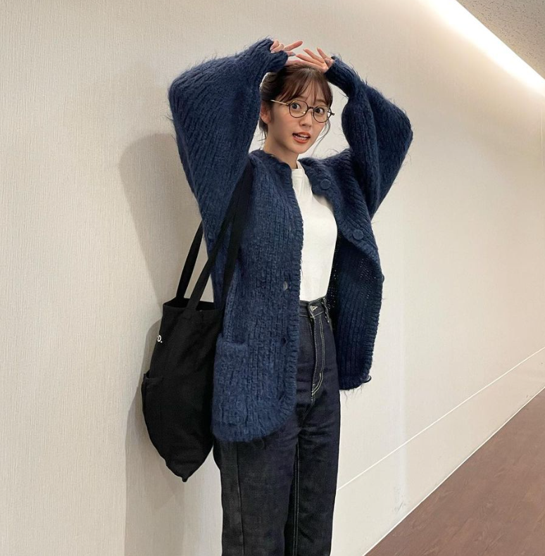 鈴木愛理が私服を公開💕萌え袖 & メガネ姿が可愛すぎる🥰